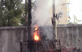 電氣設(shè)備起火大家想必都見過，由于變壓器是輸配電系統(tǒng)中極其重要的電氣設(shè)備，一旦變壓器起火如果沒有得到及時(shí)正確施救后果可是不堪設(shè)想的。今天控制變壓器廠家旗正電氣就為大家總結(jié)下變壓器起火的幾點(diǎn)原因，假如碰到變壓器起火能更快地查明起因，快速處理火源。