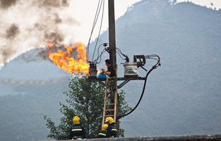 上一篇文章旗正電氣為大家整理了“變壓器起火的原因”，今天在說下變壓器起火后的處理方法，電氣火災(zāi)在沒有切斷電源的情況下切記不能用水施救哦！