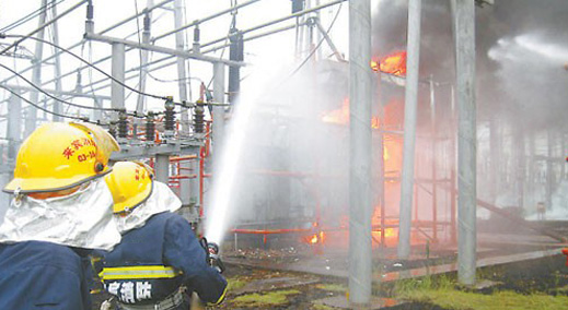 由于變壓器是輸配電系統(tǒng)中極其重要的電器設(shè)備，其內(nèi)部的絕緣襯墊和支架，大多采用紙板、棉紗、布、木材等有機(jī)可燃物質(zhì)，并有大量可燃絕緣油，一旦變壓器發(fā)生嚴(yán)重過載、短路等問題，這些可燃物就會(huì)受高溫或電弧作用，分解、膨脹以致氣化，使變壓器內(nèi)部壓力急驟增加，輕則外泄起火，重則造成外殼爆炸，大量噴油，燃燒的油流又有進(jìn)一步擴(kuò)大火災(zāi)的危害。今天旗正電氣小編再次為你總結(jié)“變壓器起火常見原因及防范措施”，以便大家查看。