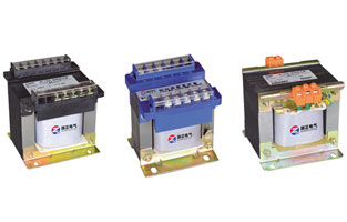 控制變壓器是用電磁感應(yīng)原理工作的，變壓器有兩組線圈：初級線圈和次級線圈。次級線圈在初級線圈外邊。當(dāng)初級線圈通上交流電時(shí)，變壓器鐵芯產(chǎn)生交變磁場，次級線圈就產(chǎn)生感應(yīng)電動(dòng)勢?？刂谱儔浩髦饕m用于交流50Hz(或60Hz)，電壓1000V 及以下電路中，在額定負(fù)載下可連續(xù)長期工作。通常用于機(jī)床、機(jī)械設(shè)備中作為電器的控制照明及指示燈電源。