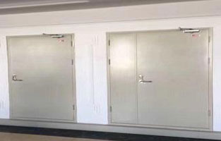  配電室防火門要求及規(guī)范：一般要求是，門向外開，相鄰房間應(yīng)能雙向開啟或者向低壓方向開啟。這個(gè)要求可不能忽視的哦。下面控制變壓器廠家旗正電氣再跟你好好聊下這個(gè)話題：