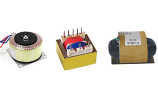 在前面一篇文章中旗正為大家也整理了一些關(guān)于EI型、環(huán)形、R型變壓器優(yōu)缺點(diǎn)的，為了大家更好了區(qū)分它們，今天旗正電氣就EI型、環(huán)形、R型變壓器運(yùn)用在音響上各有什么特點(diǎn)再詳細(xì)說(shuō)說(shuō)：