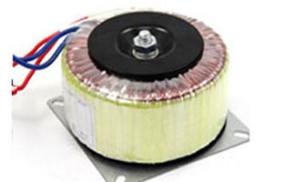 前面的內容旗正為大家整理了不少r型變壓器相關資訊，今天我們在跟大家說下變壓器中的另一個型號—環(huán)形變壓器。環(huán)形變壓器在現代家電設備中和工業(yè)電子設備中得到廣泛使用，它可以把電壓降到我們生活需要的電壓，還可以在遠距離電壓傳輸過程中又可把電壓升到很高，從而減少電壓損耗。但是在應用過程中，可能會出現環(huán)形變壓器短路的問題。關于環(huán)形變壓器短路這個問題你一定早知道早預防哦!