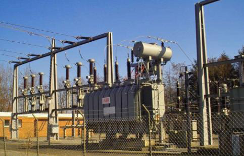 變壓器出現(xiàn)燒毀現(xiàn)象一般是變壓器溫升過高或者線圈絕緣損壞。燒毀前溫度不高，不代表局部溫度也不高。變壓器過載、溫升設計余量過小都可能導致局部高溫，進而導致變壓器失效，引起燒毀事故。為什么變壓器經(jīng)常燒毀？怎么預防解決？下面控制變壓器廠家旗正電氣小編來詳細分析各種燒毀原因。
